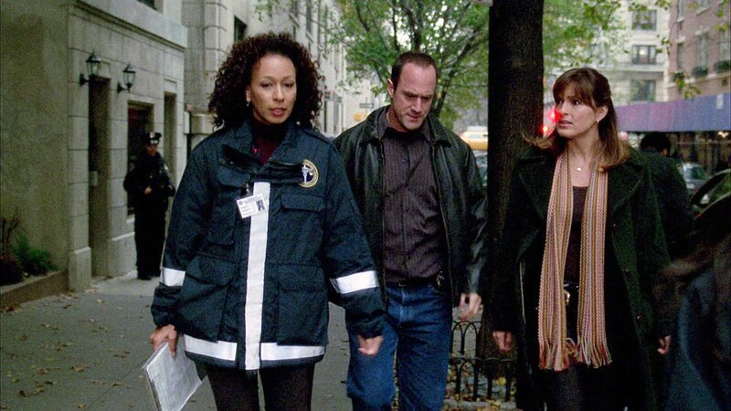 V.l.: Dr. Melinda Warner (Tamara Tunie), Detective Elliot Stabler (Christopher Meloni) und Detective Olivia Benson (Mariska Hargitay) werden zu einem neuen Fall gerufen: Ein Mädchen wird tot im Haus von wildfremden Leuten gefunden. – Bild: RTL NITRO