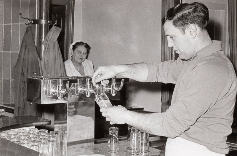 Abraham „Romme“ Rozenberg in seiner Bar.; hr-fernsehen LE CHAIM! AUF DAS LEBEN UNSERER ELTERN, Ein Film von Ilana Goldschmidt und Adrian Oeser, am Donnerstag (24.10.24) um 23:00 Uhr. Abraham „Romme“ Rozenberg in seiner Bar. © HR/​Privat, honorarfrei – Verwendung gemäß der AGB im engen inhaltlichen, redaktionellen Zusammenhang mit genannter HR-Sendung bei Nennung „Bild: HR/​Privat“ (S2). HR/​Pressestelle, Tel: 069/​155⁠–⁠4954 – Bild: HR/​Privat