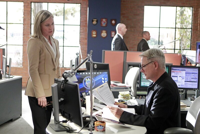 Ein Navy Lieutenant ist ermordet worden. Gibbs (Mark Harmon, r.) ermittelt, doch kann ihm Army Lt. Col. Hollis Mann (Susanna Thompson, l.) weiterhelfen? – Bild: CBS Television