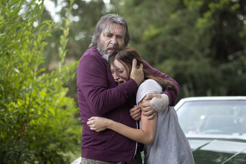 Tom Stilton (Kjell Bergqvist) tröstet Olivia Rönning (Julia Ragnarsson), die gerade die Wahrheit über ihre wahren Eltern erfahren hat. Sie ist am Boden zerstört. – Bild: ZDF/​Niklas Maupoix