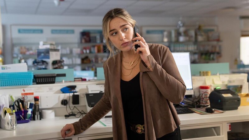 Molly (Danielle Galligan) – Bild: KIN SERIES HOLDING UK LTD AND HEADLINE PICTURES (KIN) LIMITED