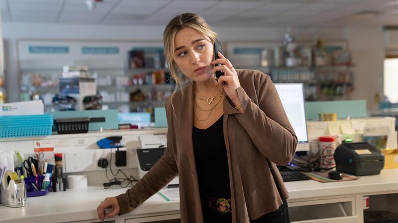 Molly (Danielle Galligan) – Bild: KIN SERIES HOLDING UK LTD AND HEADLINE PICTURES (KIN) LIMITED