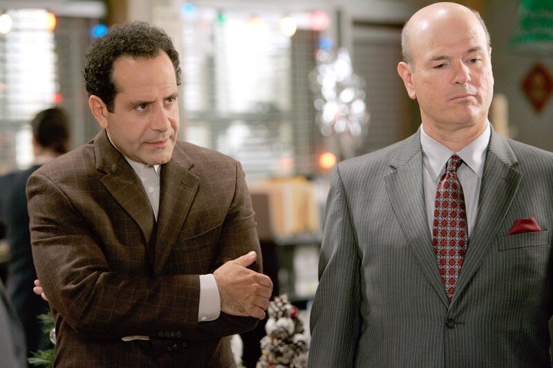 Tony Shalhoub, Larry Miller – Bild: ORF/​Universal
