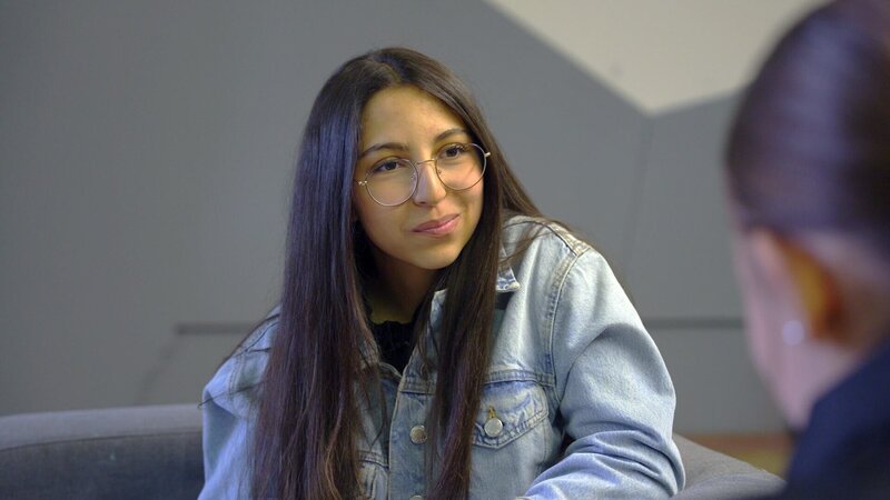  Kayra im Jugendzentrum. – Bild: ORF/​Metafilm GmbH