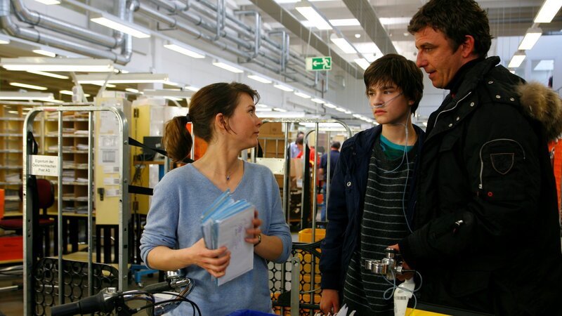 Martin Gruber (Hans Sigl, r.) versucht Lars (Patrick Mölleken, M.) neuen Lebensmut zu geben und hilft ihm, seine leibliche Mutter zu finden. Ob sie bei Angelika Bachmann (Kathrin von Steinburg, l.) allerdings richtig sind, ist fraglich. – Bild: ZDF und Erika Hauri