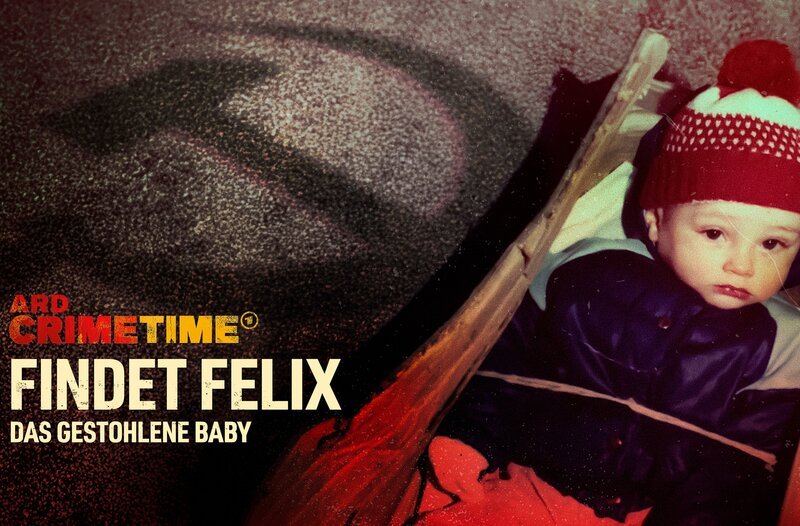 Bildcollage Keyvisual mit Text: Kind im Kinderwagen vor dem Schatten von Hammer und Sichel auf Asphalt. Findet Felix - Das gestohlene Baby. Wichtigste Spur im Vermisstenfall Felix. – Bild: SWR/​ Doclights