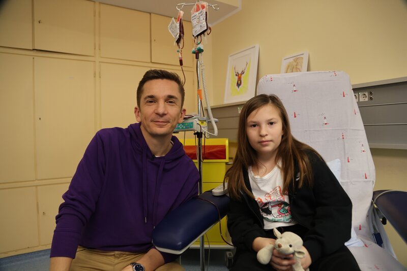 „PUR+“-Moderator Eric Mayer besucht Jana im Krankenhaus; Jana hat die seltene Krankheit Diamond-Blackfan-Anämie und benötigt regelmäßige Bluttransfusionen. – Bild: ZDF/​ Frauke Siebold