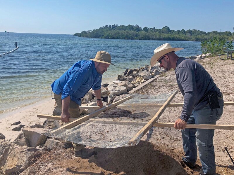 Aaron Taylor (l.) – Bild: aebox /​ HISTORY /​ Prometheus Entertainment