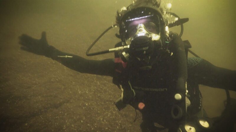 Taucher im Wasser. – Bild: Warner Bros. Discovery