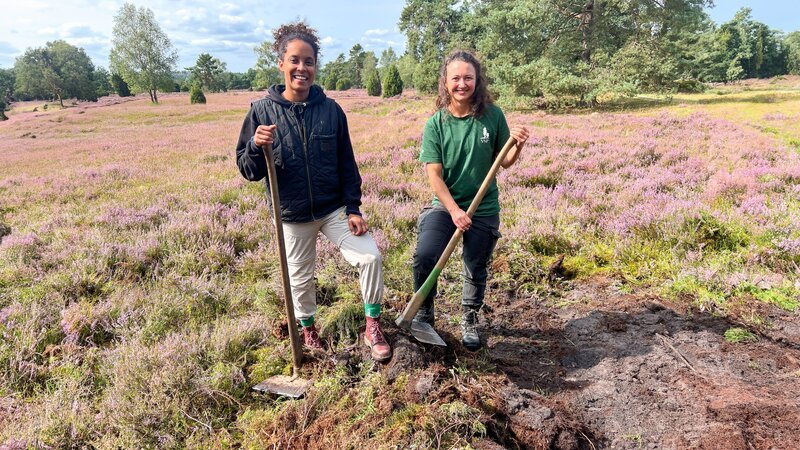 Tierreporterin Pia (links) mit Biologin Lena in der Lüneburger Heide. – Bild: BR/​Text und Bild Medienproduktion GmbH & Co. KG/​Gerrit Mannes