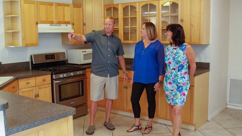 Homebuyers Scott and Melissa tour the Palm House with real estate agent Lori Kass, as seen on HGTV’s Beach Hunters. – Bild: HGTV /​ HBCHU108_262965_1125959 /​ Scripps Networks, LLC.