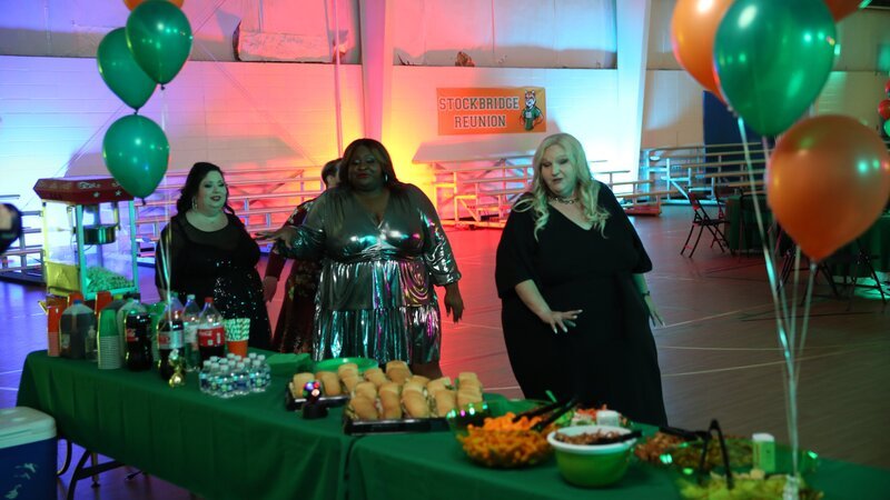 Meghan, Vannessa, Tina, and Ashely take a look at the buffet table. – Bild: Discovery Communications, LLC /​ Gabriel Kuse