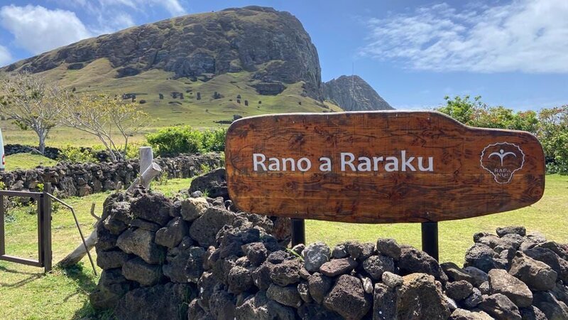 Die Moai wurden aus dem Gestein des Vulkans Rano Raraku gefertigt. – Bild: © PBS (Public Media Distribution)/WeltN24 GmbH Die Moai wurden aus dem Gestein des Vulkans Rano Raraku gefertigt. – Bild: © PBS (Public Media Distribution)/WeltN24 GmbH