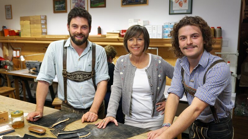 Annette Krause in der Lederhosenwerkstatt mit Engelbert und Michael Aigner in Berchtesgaden. – Bild: SWR/​Jochen Schmid