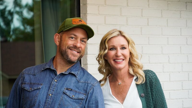 Dave and Jenny on the set of Fixer to Fabulous, Season 6. – Bild: Warner Bros. Discovery, Inc. or its subsidiaries and affiliates