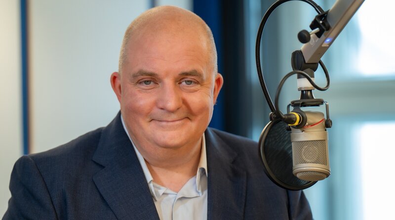 RUNDFUNK BERLIN-BRANDENBURG Jörg Thadeusz Jörg Thadeusz, Moderator beim Rundfunk Berlin-Brandenburg (rbb) – Bild: rbb/​Thomas Ernst /​ rbb Presse & Information