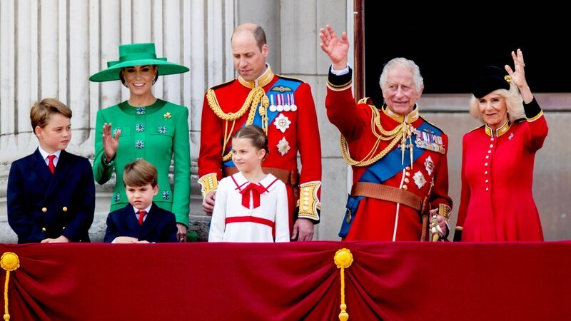 Die königliche Familie bei der Geburtstagsparade für König Charles auf dem Balkon des Buckingham Palace. – Bild: ZDF und PPE