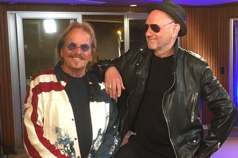 Die 90er waren ein Jahrzehnt, das vielen als „die goldenen Jahre“ in Erinnerung bleiben wird. Deutschland wurde nach langen Jahren der Teilung wiedervereinigt. Die Mauer war weg, der kalte Krieg war friedlich beendet und es war Zeit zu feiern. In den USA wird Bill Clinton Präsident und in Deutschland wird Helmut Kohl nach 16 Jahren Regierungsverantwortung abgelöst. – Frank Zander (li.) und Stefan Wackershausen – Bild: rbb/Gernot Binkle Die 90er waren ein Jahrzehnt, das vielen als „die goldenen Jahre“ in Erinnerung bleiben wird. Deutschland wurde nach langen Jahren der Teilung wiedervereinigt. Die Mauer war weg, der kalte Krieg war friedlich beendet und es war Zeit zu feiern. In den USA wird Bill Clinton Präsident und in Deutschland wird Helmut Kohl nach 16 Jahren Regierungsverantwortung abgelöst. – Frank Zander (li.) und Stefan Wackershausen – Bild: rbb/Gernot Binkle