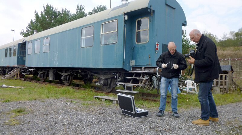 Nicht nur Wohnungen sind betroffen, manchmal trifft der KDD auch auf ungewöhnlichere Tatorte, wie diesen Eisenbahnwaggon. – Bild: NDR/​Video:Arthouse/​Reinhard Bettauer