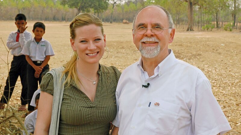 Moderatorin Andrea Jansen mit dem Schweizer Honorarkonsul Guido Käppeli in der Region von Savanaketh. – Bild: ZDF und SRF