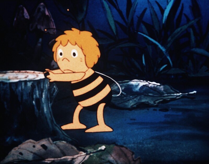 Maja ist ploetzlich so gross wie ein Baumstumpf. – Bild: ZDF/​Apollo-Film