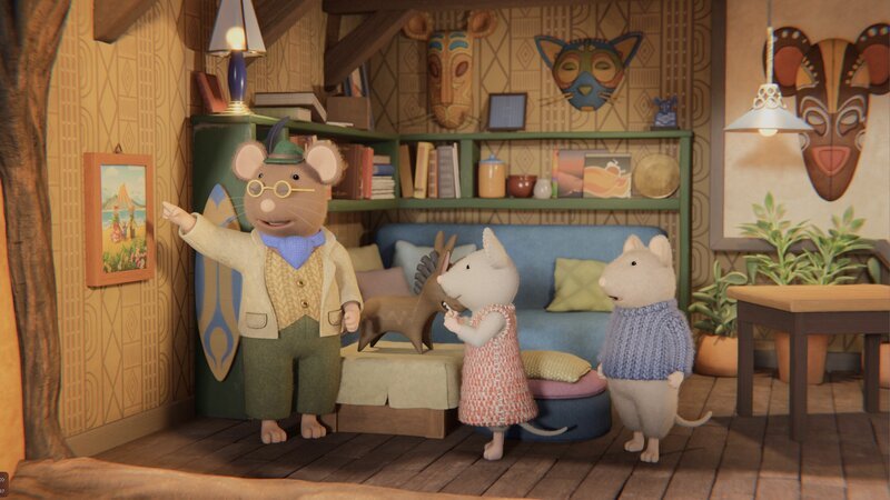 Herr Grummel (l.) zeigt Julia (M.) und Sam (r.) in seiner Wohnung ein Bild, das ihn als Kind mit seinen Eltern zeigt. Dabei erzählt er, dass auch er von Julias Heimatinsel stammt, aber schon länger im Mäusehaus wohnt. – Bild: Cielo Films – Caribara Production /​ ZDF