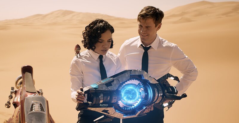 In der Wüste Marrokos entdecken Agent M (Tessa Thompson) und Agent H (Chris Hemsworth), dass die Kugel, die der sterbende Vungus ihnen übergab, eine Superwaffe birgt. – Bild: Giles Keyte; JoJo Whilden /​ ZDF