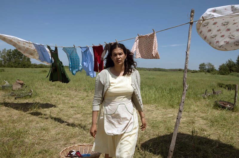 Patti Little Bird (Ellyn Jade) versucht verzweifelt, ihre Kinder von den Behörden zurückzubekommen. – Bild: Steve Ackerman/​Fremantle