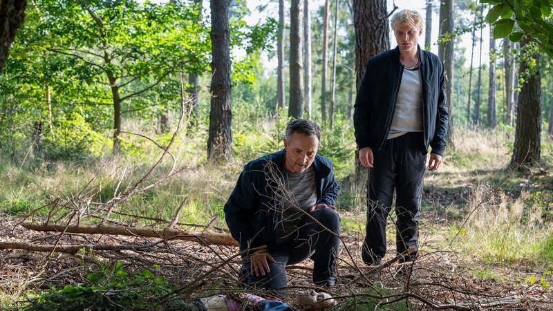 Zwei Männer finden eine weibliche Leiche im Wald, v.li.: Celine Buchholz als Tessa Carlsen (liegend), Harald Schrott als Jonas Rasche, Anton Nürnberg als Lenny Krenn – Bild: SRF/​ZDF/​Martin Kaufhold