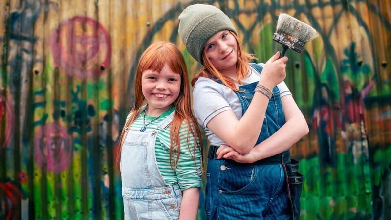 Polly (Jessica NicCoinnich Keel) und ihre kleine Schwester Peigi (Mara Hughesund) sind ein Dream-Team und verbringen viel Zeit in der Werkstatt ihres Papas. – Bild: SR/​BBC ALBA Scotland