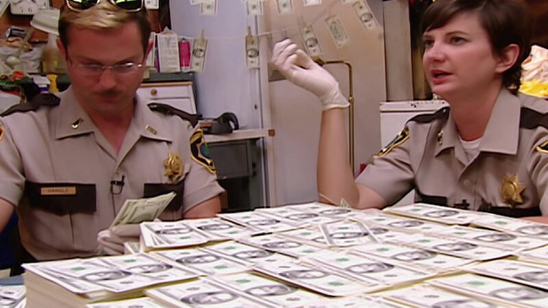 L-R: Lieutenant Jim Dangle (Thomas Lennon), Deputy Trudy Wiegel (Kerri Kenney) – Bild: ViacomCBS