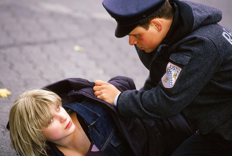 Andy (Stefan Puntigam) hat die Fluchthelferin gestellt und muss mit Entsetzen feststellen, dass es Nina (Marie-Ernestine Worch) ist. – Bild: RTL