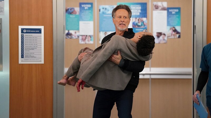 Chicago Med Staffel 10 Folge 9 Er trägt sie in die Notaufnahme: Steven Weber als Dr. Dean Archer – Bild: SRF/​NBC Universal