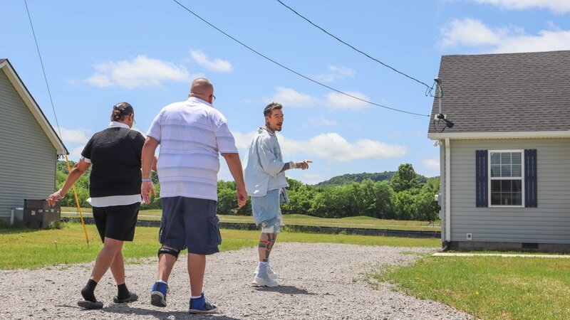 Host David Bromstad (right) leads Scott Danner (center) and Martha Danner (left) towards House 3, Mirimichi Meadow, Hero, as seen on My Lottery Dream Home, Season 16. – Bild: Warner Bros. Discovery, Inc.