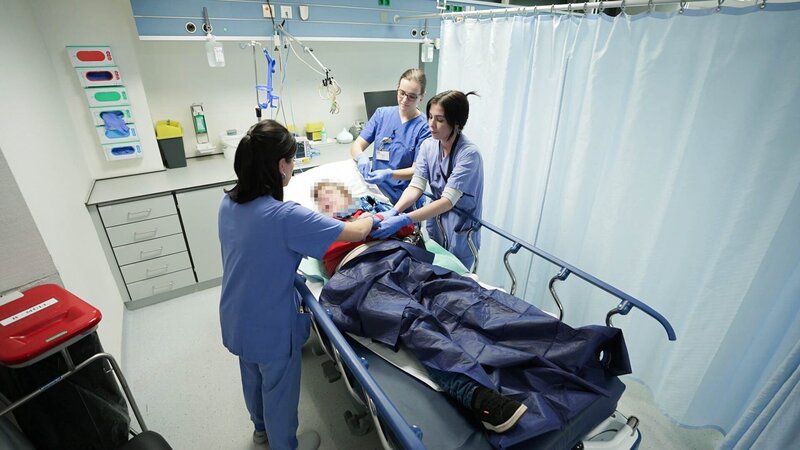 Medical staff with patient – Bild: Warner Bros. Discovery