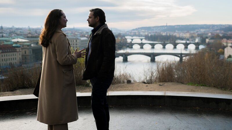 Karla (Natalia Wörner) und Horava (Alexander Beyer) sind in einer schwierigen Situation. – Bild: ARD Degeto/​Roland Suso Richter