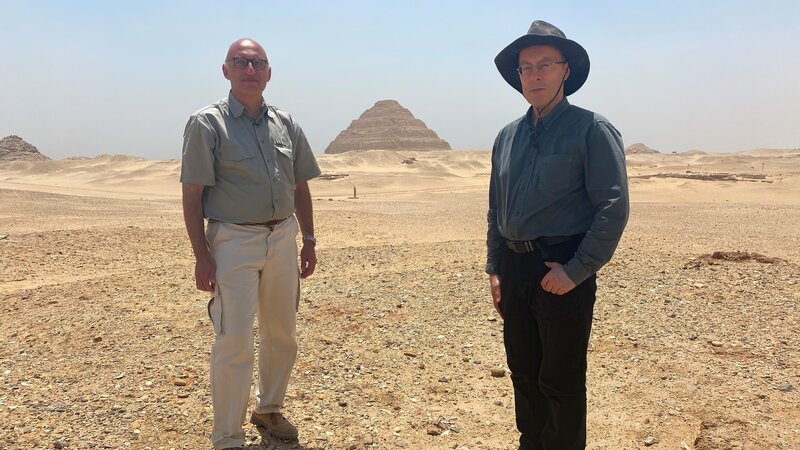 300 Jahre lang bestatten die Alten Ägypter ihre Pharaonen in der Totenstadt Sakkara. Ein heiliger Ort – doch wurde hier auch der Leichnam von Alexander dem Großen begraben? Im Bild: Prof. Tarek Sayed Twafik und Andrew Chugg. – Bild: THE HISTORY CHANNEL /​ Tamara Hahn