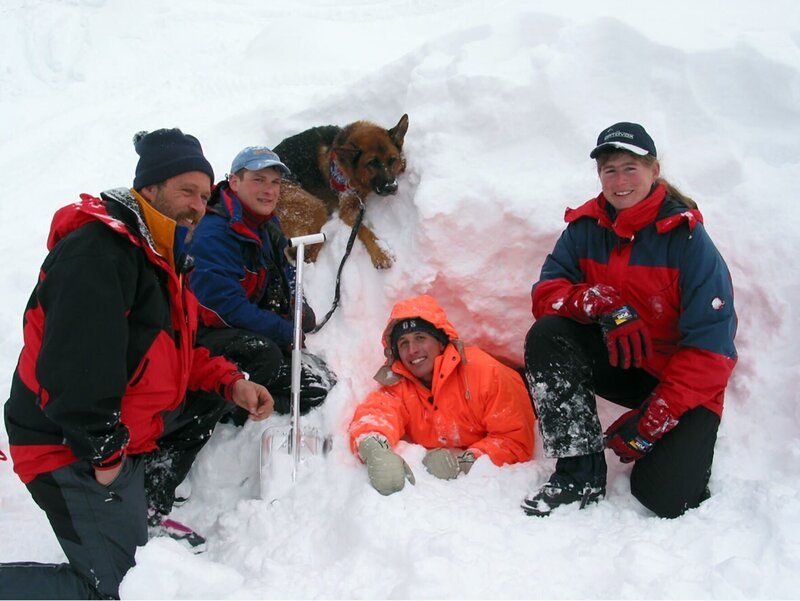 Willi bei einer Übung der Bergwacht mit Peilgeräten und Suchhunden. – Bild: Bayerischer Rundfunk
