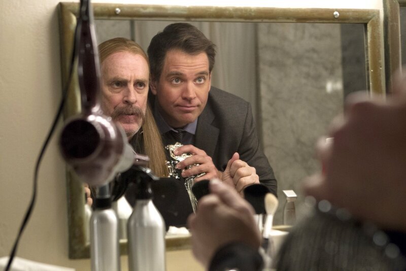 Eine Bombe geht bei einer militärischen Wohltätigkeitsgala hoch – war das Ziel wirklich ein Alt-Rocker (Keith Carradine, l.), der seine große Zeit in den 80ern hatte? Tony (Michael Weatherly, r.) ist sich da nicht so sicher … – Bild: PLURIMEDIA (CBS /​ Sonja Flemming)