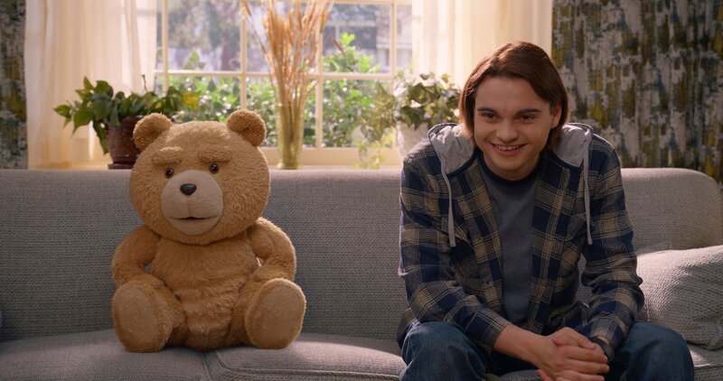 Ted (l); John Bennett (Max Burkholder, r.). – Bild: Universal Content Productions LLC and MRC II Distribution Company LP