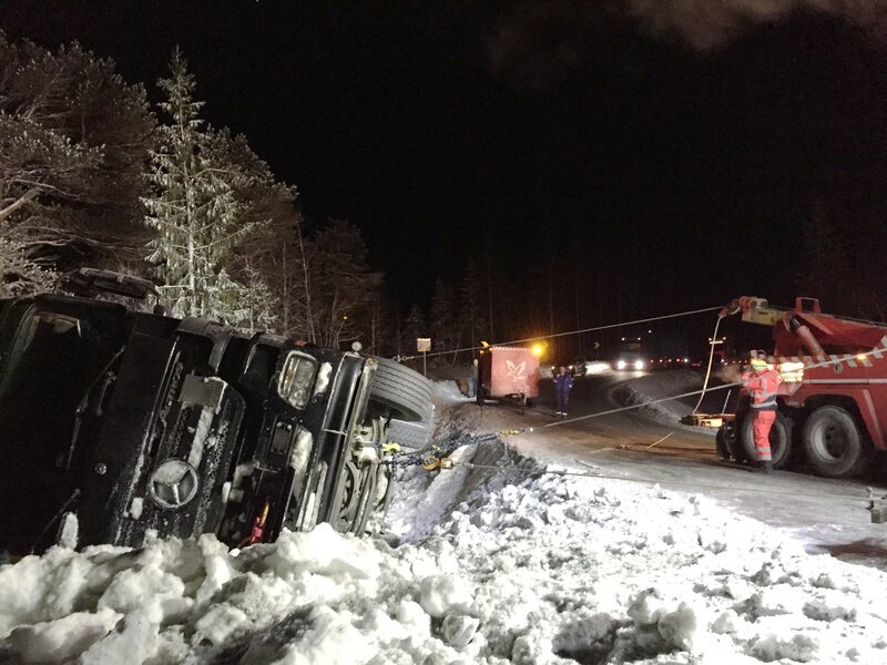 ORKANGER, NORWAY – A tow truck and team at work when a truck has flipped over on the side due to slippery conditions. (Photo Credit: National Geographic Channels) – Bild: Copyright © The National Geographic Channel.