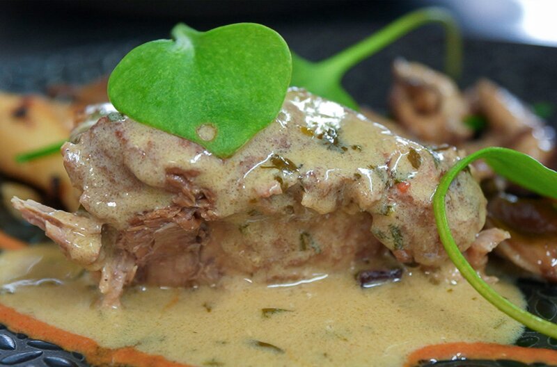 In der Region Anjou wird die geschmorte Kalbshüfte traditionell als Sonntagsbraten serviert. – Bild: Elephant Doc