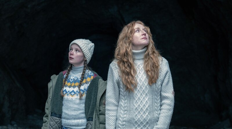 Alma (Laeni Geiseler, links) und Lucia (Brigitte Hobmeier) vor der Höhle am Muttstein. – Bild: BR/​NDR/​ORF/​Primary Pictures, Wien/​X-Filme Produktion GmbH, Berlin/​Martin Rattini