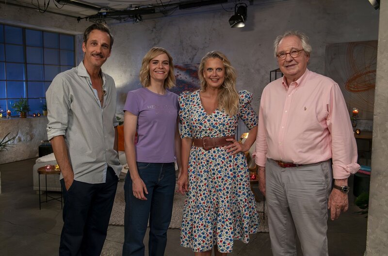 V. li.: Max von Thun, Hazel Brugger, Barbara Schöneberger und Friedrich von Thun. – Bild: SWR/​Thomas Hilgers