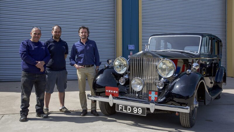 Richard, Neil, Anthony with Monty’s Rolls Royce at The Smallest Cog – Bild: Warner Bros. Discovery, Inc. or its subsidiaries and affiliates. All rights reserved.