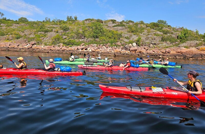 Im Kajak bis ans „Ende der Welt“: Outdoor-Trainerin Karo und ihre Gruppe machen bei ihrer letzten Tour ordentlich Strecke. – Bild: Megan Ehrmann /​ BR /​ Bewegte Zeiten Filmproduktion GmbH