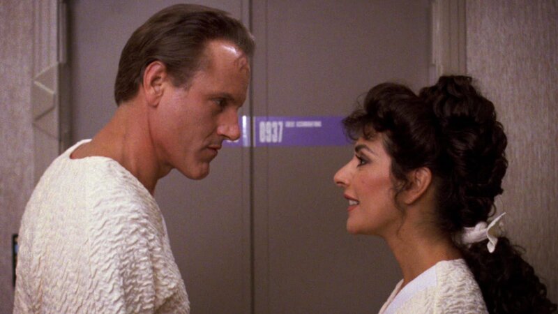 Ves Alkar (Marina Sirtis, l.) und Deanna Troi (Marina Sirtis, r.) – Bild: Tele 5