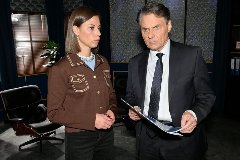 Matilda (Anna-Katharina Fecher) fordert von Gerner (Wolfgang Bahro) Konsequenzen für Katrins Verhalten. – Bild: RTL /​ Rolf Baumgartner