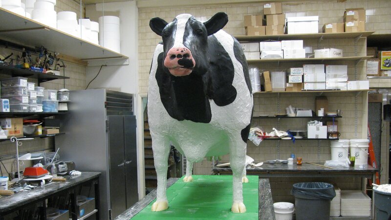 Front view Cow Cake at bakery. – Bild: Discovery Communications Inc./​Carlin Cwik/​Carlin Cwik
