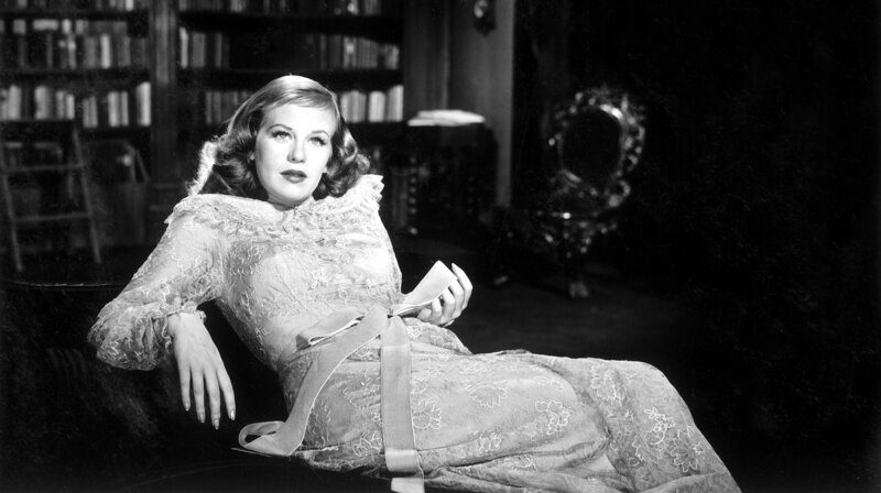 Die verführerische Alraune (Hildegard Knef) vernichtet kalt und spielerisch die Existenz der Männer, die ihrem Zauber verfallen sind. – Bild: rbb/​BetaFilm